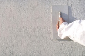 Как наносить декоративную штукатурку на стены – учимся по видео