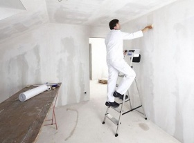 Чем обработать стены перед поклейкой обоев — сравнение вариантов