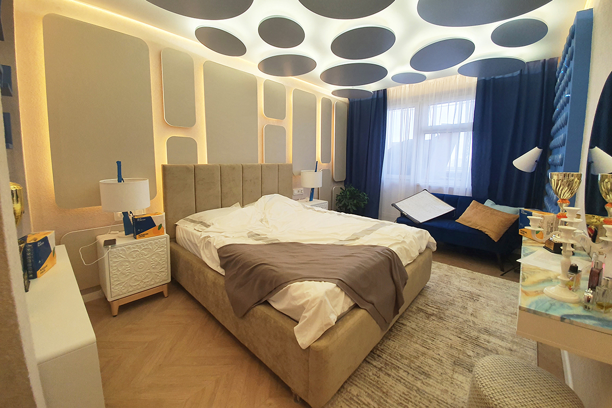 Дизайн спальни с шелковыми обоями