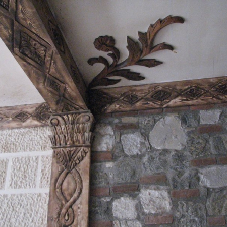 Деревянные балки на потолке в интерьере дома декорирование резьбой