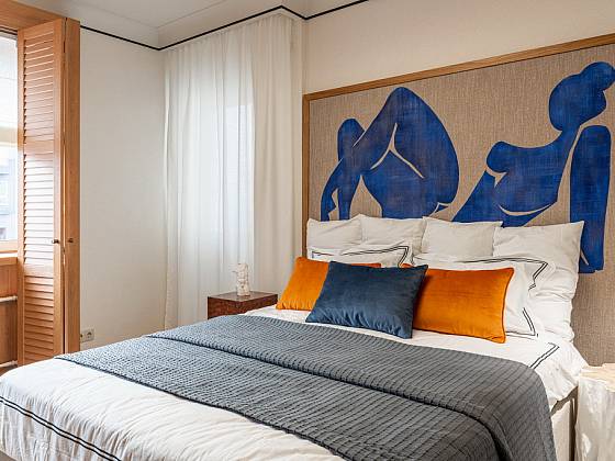 Жидкие обои SILK PLASTER Optima в интерьере спальни для супружеской пары